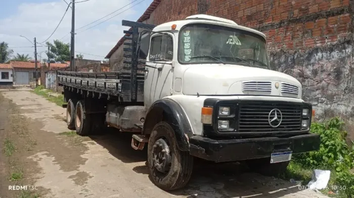 Caminhão todo reformado freio a ar climatizador 6 pneu novos Mercedes 1513