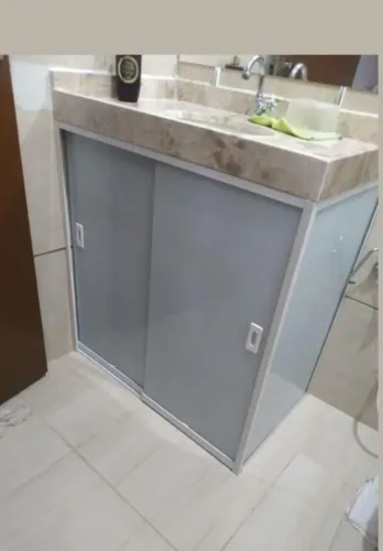 Box para banheiro, espelhos, gabinete para pias, portas sobre trilhos etc 