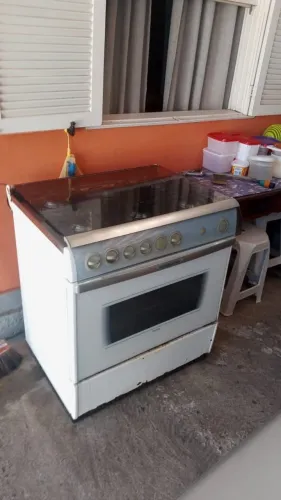 Fogão usado Brastemp 6 bocas automático, forno 2 prateleiras, espaço para armazenamento
