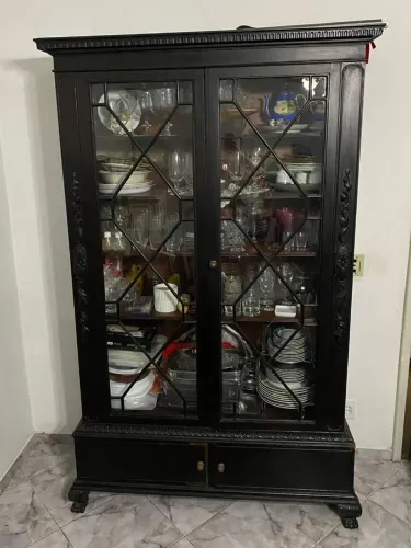 Cristaleira de madeira de lei e vidro de cristal