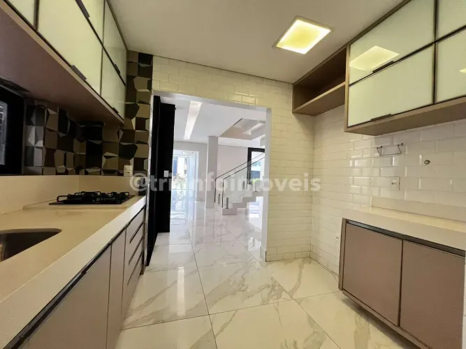 Casa alto padrão a venda em condomínio com 4 suítes