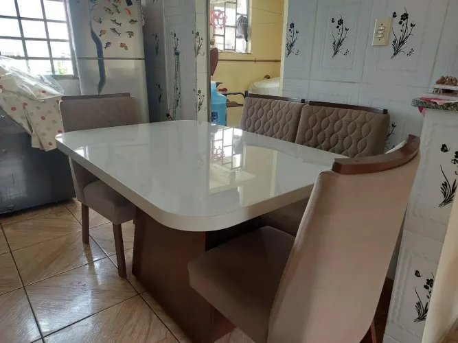 Vende- se uma sala de jantar c/4 cadeiras 1.400