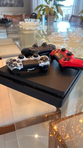 PS4 Slim 1TB em Excelente Estado + 3 Controles