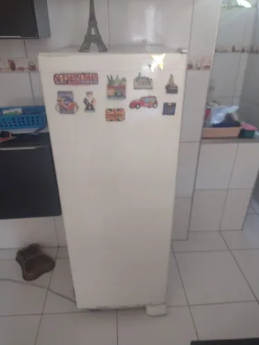 Vendo geladeira semi nova , toda branca retirada na messejana