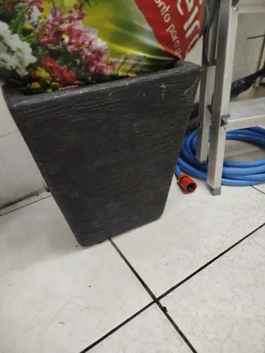 Vaso da cor preta com textura lindo grande
