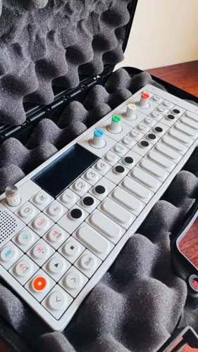 Sintetizador Teenage Engineering OP-1 Original OG V2 + Case rígido MTM