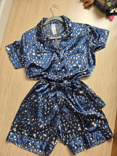 Pijama de cetim azul com padrão leopardo