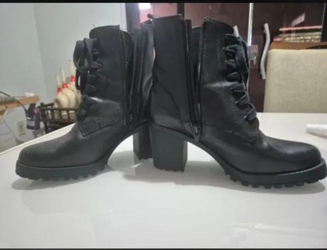 Bota salto médio Arezzo preta