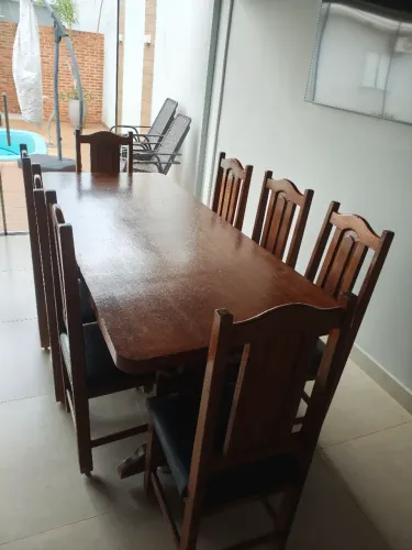 Mesa de madeira maciça + 10 cadeiras