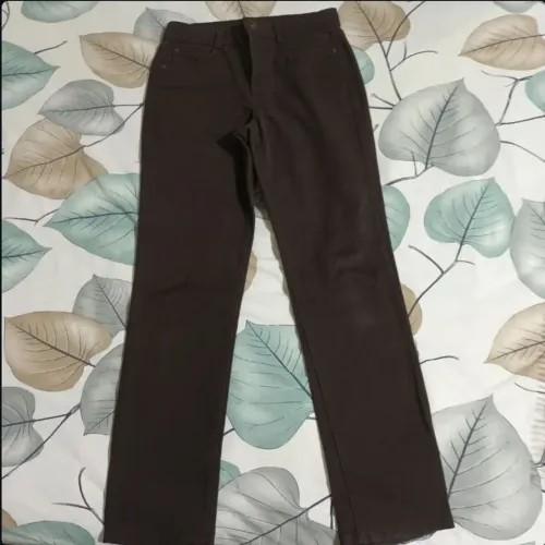 Calça marrom escuro, de sarja, da marca Style&JeansCo., tamanho PP (veste 34 a 36).
