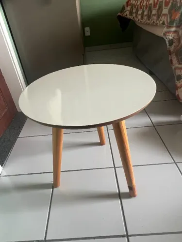 Mesinha de canto redonda branca com pés de madeira