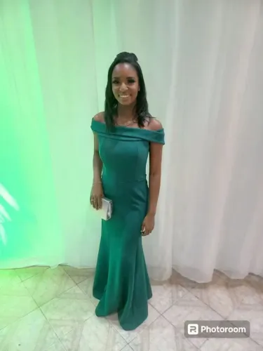 Vestido verde esmeralda ombro a ombro