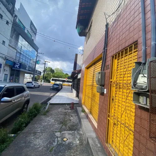 ALUGA-SE CASA SOBREPOSTA E SALA COMERCIAL  PRÓXIMO À AV. JÚLIO CÉSAR