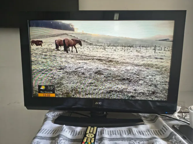 Tv AOC 32 polegadas com controle pedestal ( não é smart)
