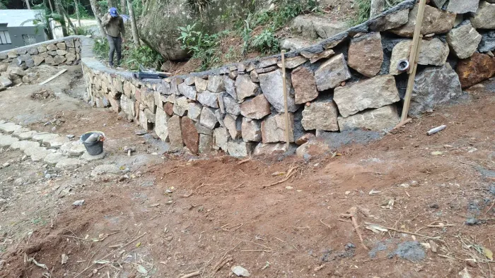 Muros e corte de pedra