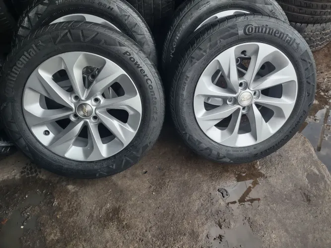 Hum jogo de rodas aro 15 com peneus furacão 4 pôr 100 GM Volks Corolla Honda vendo troco 