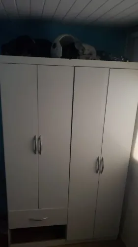 Guarda roupa branco em perfeitas condições