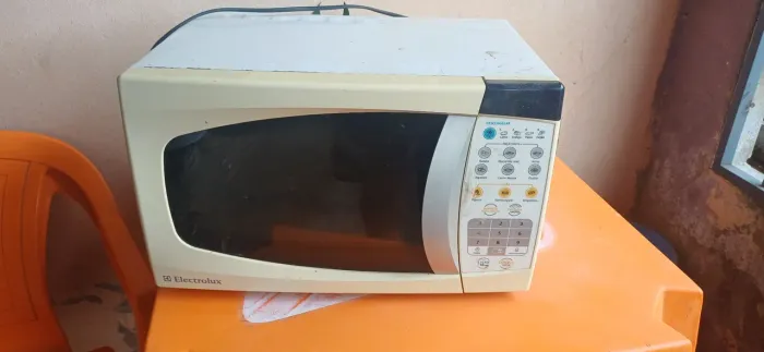 Vende-se micro-ondas com defeito