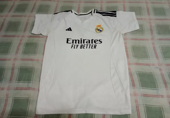 Camisa Real Madrid 2025 semi nova de 7 a 8 anos