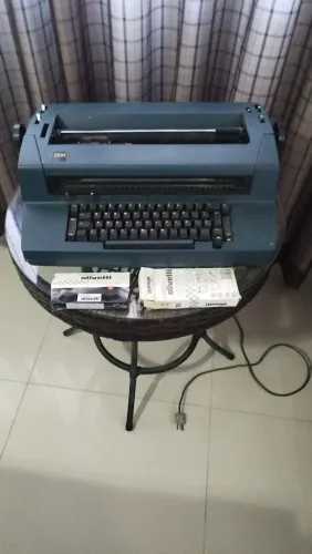 Máquina de escrever eletrônica IBM com fita corrigível reserva