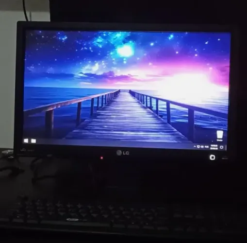 Monitor LED 18.5" LG Flatron 19EB13TW - Ótimo Estado (Com Cabos)