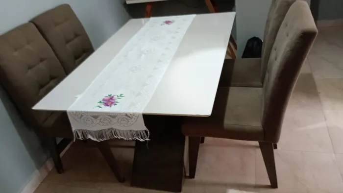 Mesa com 4 cadeiras por apenas 600 reais