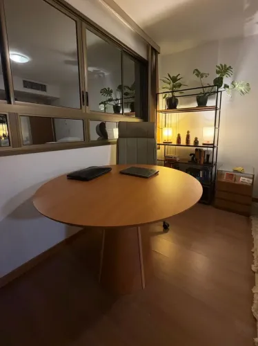 MESA REDONDA ALTO PADRÃO DE MADEIRA MACIÇA 1,20M DE DIÂMETRO E BASE DE CONE