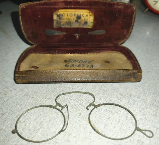 Par de óculos tipo pince-nez sem lentes