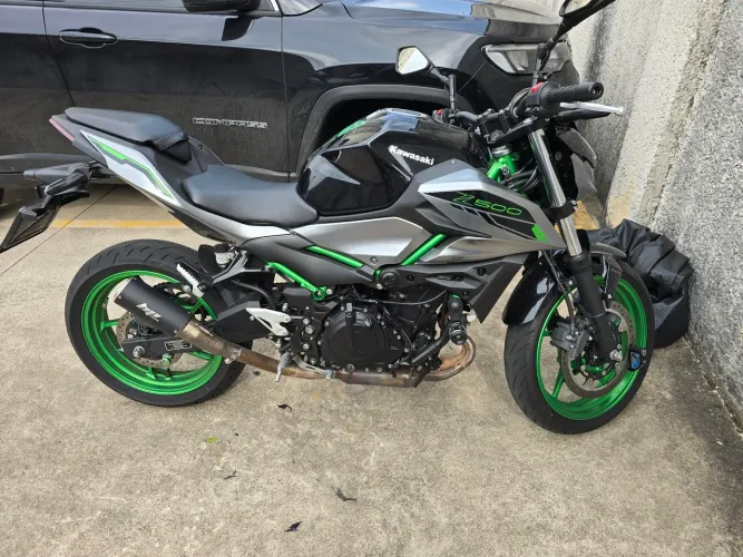 Vendo moto Kawasaki z500 se completa semi-nova