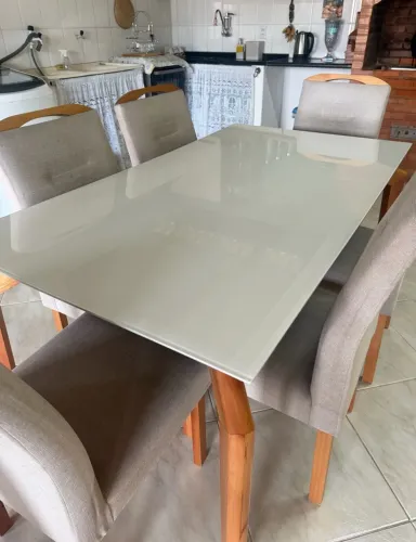 Mesa com seis cadeiras impecável