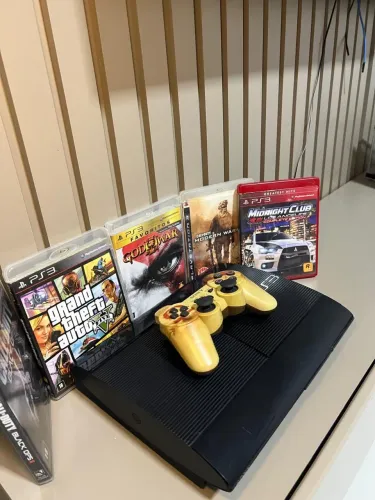PS3 Super Slim Desbloqueado + 2 Controles + 5 Jogos