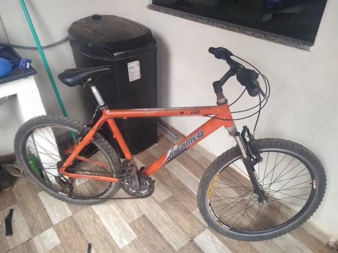 Vendo uma bicicleta. Aro 26 quadro de alumínio aro aéreo cubo de rolimã 18 marchas