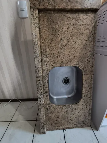 Pia de mármore, com espaço para fogão cooktop