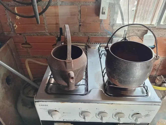 chaleira e panela de ferro antiga 