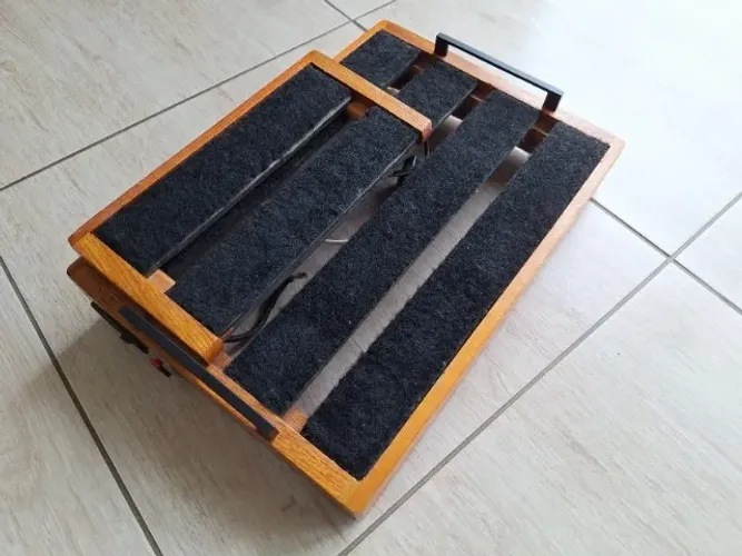 Pedalboard Feito à Mão em Madeira com Bag Acolchoada - 44x31cm