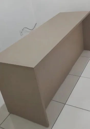 Mesa escritório com 03 gavetas e espaço para duas pessoas.