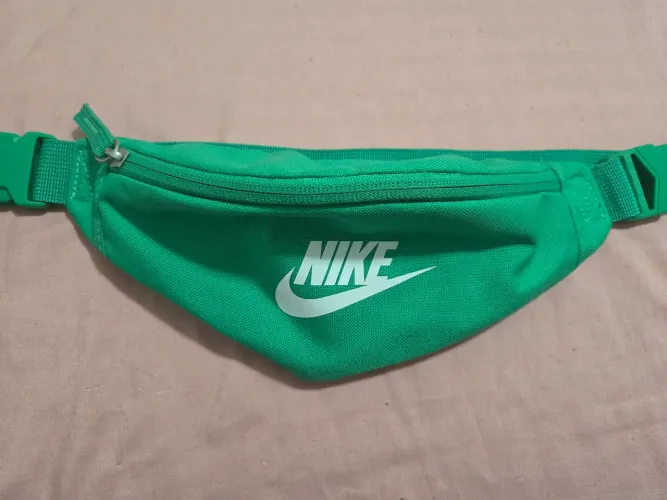 Pochete Nike Heritage na cor verde com o logotipo branco impresso na frente.