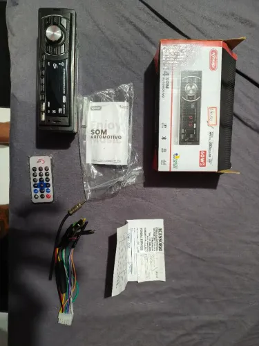 Aparelho de som automotivo. 