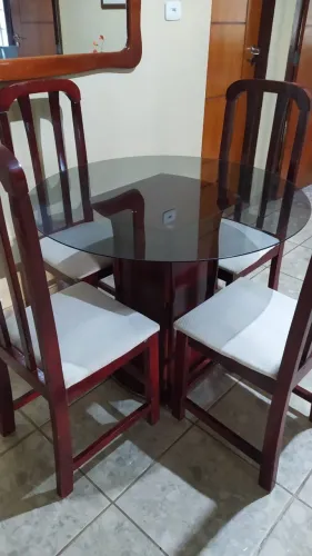 Conjunto de sala de jantar - mesa, armário, mesinha e espelho emoldurado