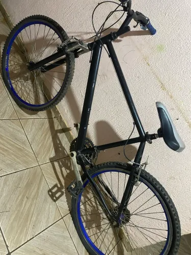 Vendo bicicleta aro 26 bem conservada só os peneu seco valor 250 retirada samambaia