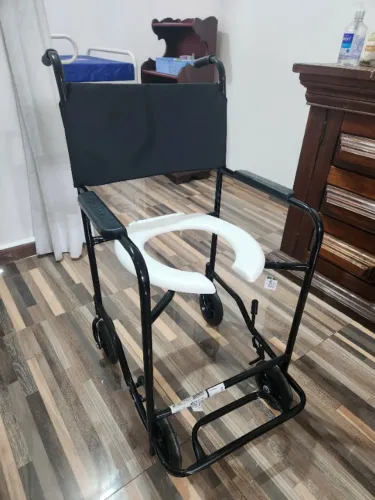 Cadeira de Banho e Sanitária CDS 201 com Rodas e Freio