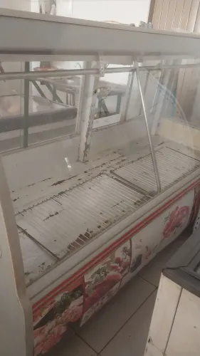 Balcão exposição . Valor 2000.00 Com avarias