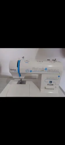 Maquina de costura com mesa