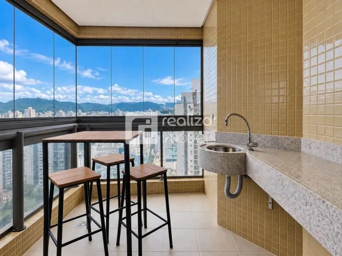 Apartamento semimobiliado 2 quartos no Centro de Florianópolis