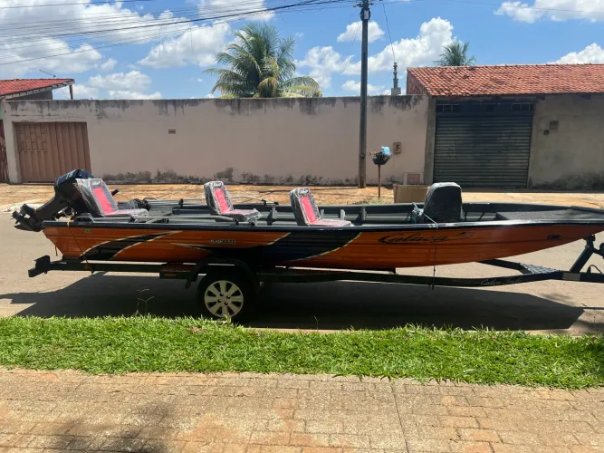 Barco flashbass 6mt usada uma vez estado de zero 
