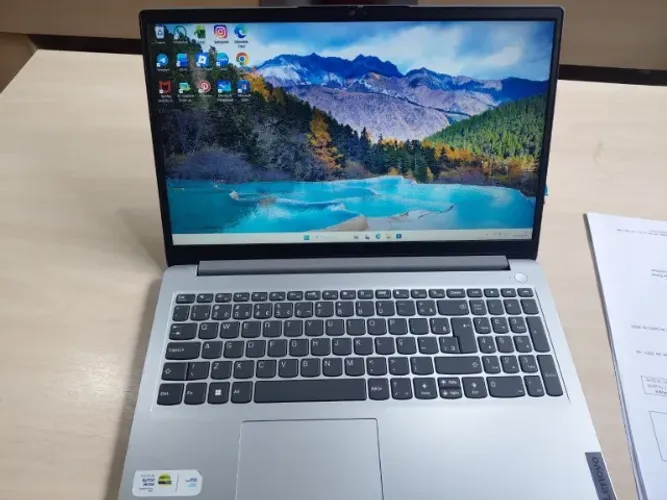 Netbook lenovo, 1 ano de uso com nota fiscal e em bom estado, marca de uso apenas na tampa