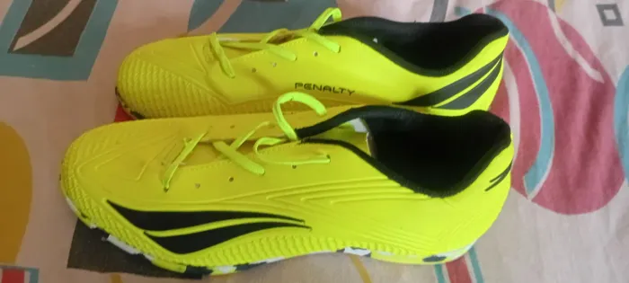 Vendo tênis futsal nunca usado N°39 R$ 90,00 não faço entrega.