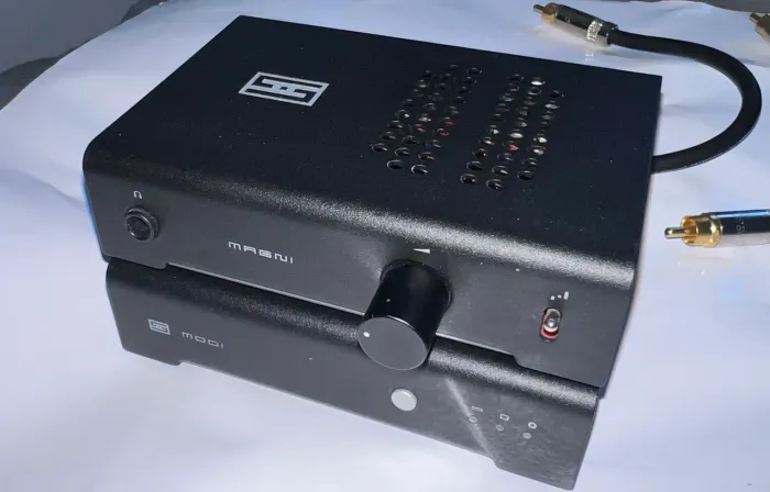 Stack DAC/AMP de entrada audiófila Modi+ e Schiit Magni+ com cabo