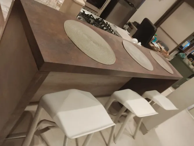 Bancada em MDF com revestimento em BP melanina aço cortem + 03 Banquetes altas 