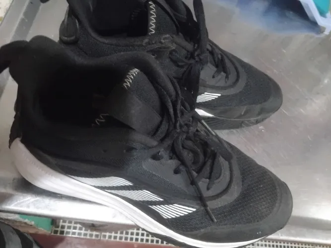 TÊNIS DE BASQUETE; ADIDAS OWN THE GAME 3 SEMI NOVO SOLA INTACTA